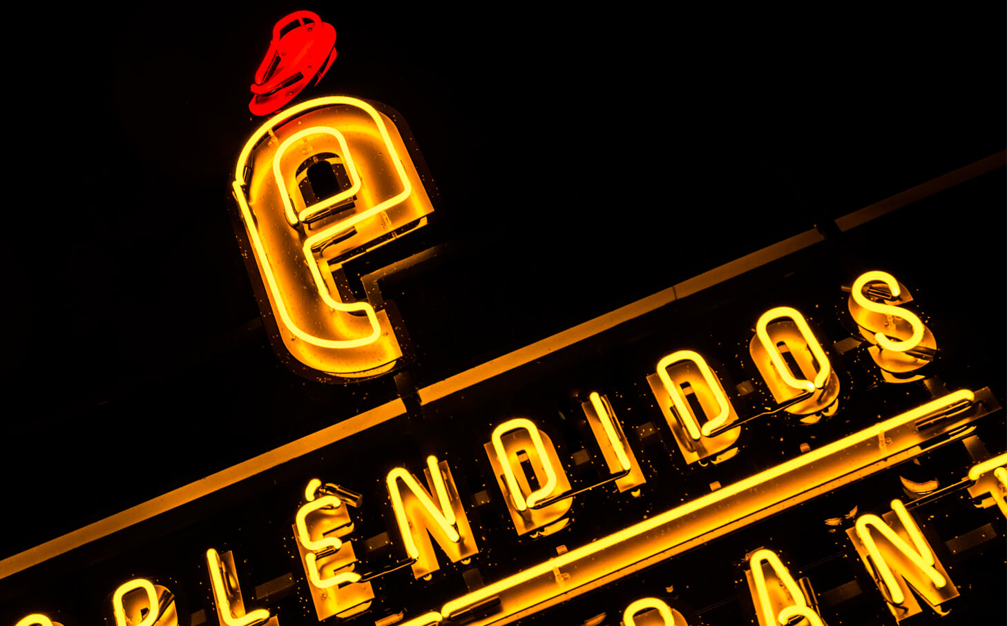 neon-restaurant-esplendidos-tapas-restaurant-neon-coloré-neon-sur-le-mur-restaurant-vitrine-neon-haut-neon-sur-acier-neon-enseignes-neon-lettering-neon-dynia-redlowo